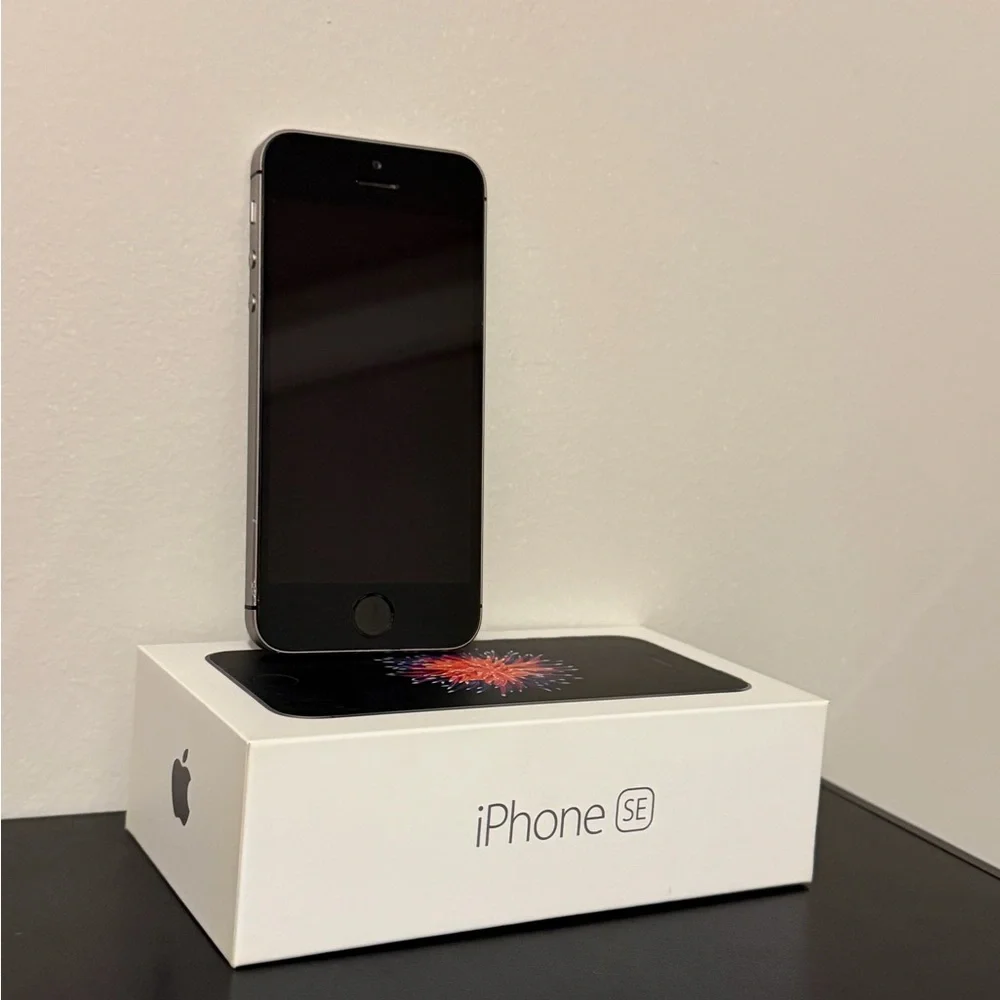 Apple iPhone SE Black and Silver